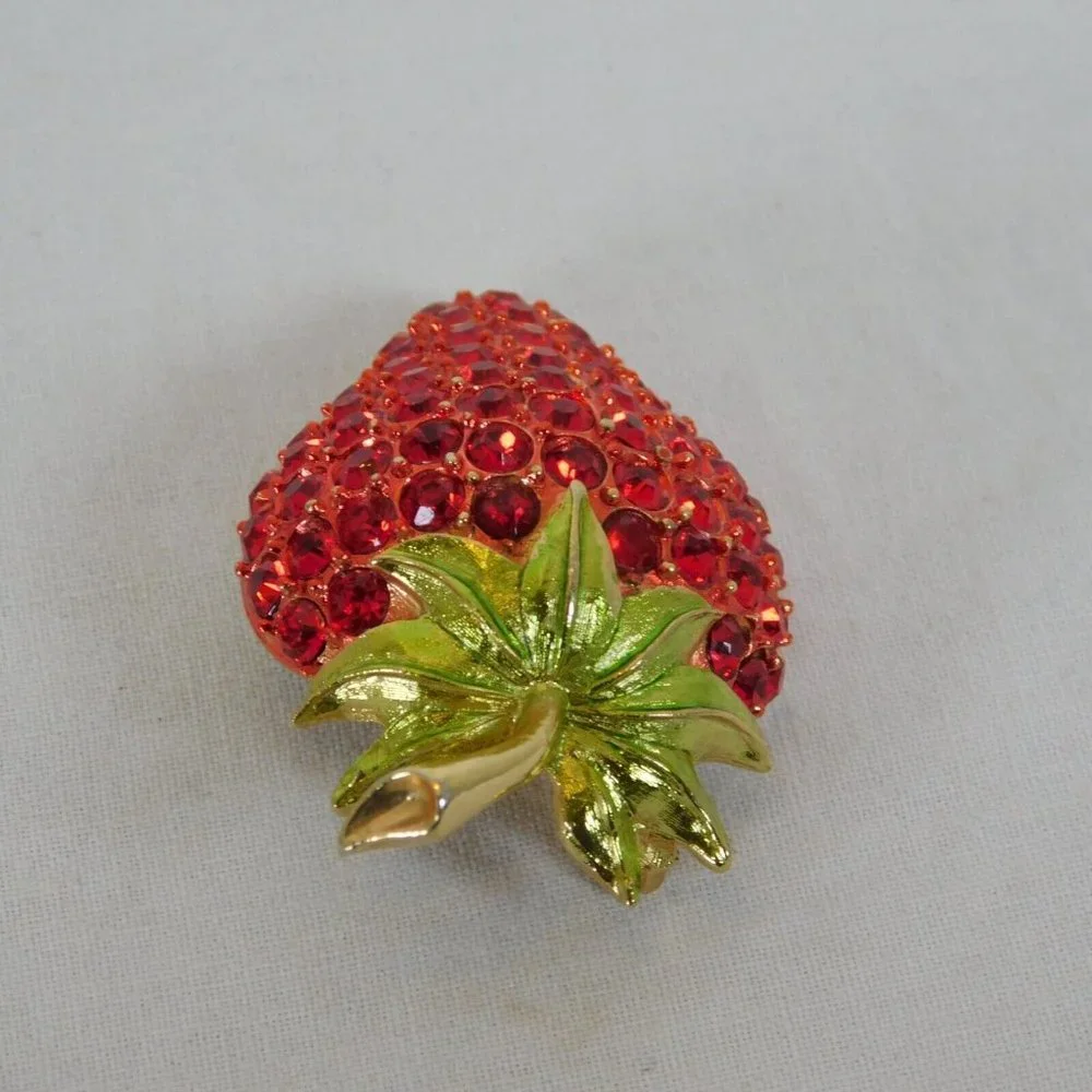 Vintage Red Rhinestone Strawberry Fruit Gold Tone Brooch Pin Domed Leaves Stem - Picture 3 of 6